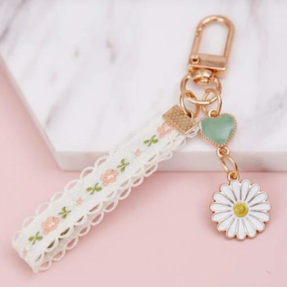 🌼🌸Dainty Floral Charm Minimalist Key Chain🌸🌼 - Picture 1 of 6